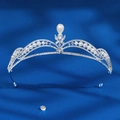 Silberne Brautkrone mit Zirkonia-Kristallen und runden Perlen auf dunkelblauem Samt - Tränen-Kunstperle Strass Stil (TS-J3159S)