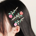 Tres elegantes pinzas doradas con rosas de esmalte rosa y rojo sobre cabello oscuro - Estilo Rosa Vintage (HS-J6523)