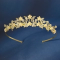 Elegante tiara a fiori dorati con strass e perle bianche su sfondo blu testurizzato - Stile Perla Artificiale (TS-J1005G)