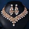 Detailansicht des luxuriösen Brautschmuck-Sets mit Perlen und Kristallen auf schwarzem Modell - Gold Stil 2