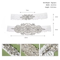 Dettaglio di strass e perle fatti a mano su giarrettiere da sposa in pizzo bianco - Stile Argento (GS-J021)