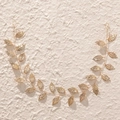 Dettaglio di un tralcio per capelli da sposa dorato con foglie in metallo e perline - Stile Foglia Fine Oro (HS-J5792G)