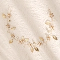 Dettaglio della fascia da sposa vintage dorata con perle e strass su sfondo di pietra - Vigna Perla Strass Oro (HS-J6988G)