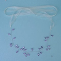 Détail du bandeau en cristal violet avec tressage en fil d'argent et rubans d'organza - Cristal Œil Violet Argenté (HS-J6864)