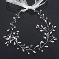 Gros plan détaillé du bandeau de mariée fait main avec cristaux et ruban en organza blanc soyeux - Vigne Tissée Cristal Argentée (HS-J2815)