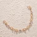 Vigne de cheveux de mariée dorée avec marguerites blanches, perles et cristaux - Style Feuille de Marguerite Doré (HS-J2898)