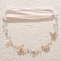 Dettaglio dell'archetto da sposa fatto a mano con foglie dorate, perle e strass lucidi - Oro (HS-J2942)