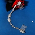 Makroaufnahme von Brauthaarkamm aus Silber mit Markis-Kristallen auf blauem Stoff - Silber Marquise Blatt Haarranke (HS-J4549S)