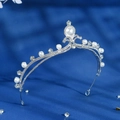 Tiara da sposa in argento con strass scintillanti e perle su sfondo di seta blu - Argento TS-J3120S / Argento