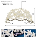 Dettaglio del cerchietto da sposa con fiori bianchi, perle finte e filo metallico d'oro - Fiore Bianco Perla (TS-J3183)