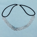 Vue détaillée du bandeau en strass tissé avec une sangle élastique noire flexible - Structure de Vague Entrelacée à Trois Brins (HS-J3200)