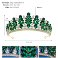 Details von smaragdgrünen Kristall-Strasssteinen auf einer goldenen Brautkrone mit Maßen - Gold + Grün