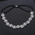 Fascia elastica con onde di strass argentati e fascia nera estensibile per capelli - Motivo a Grappolo di Fiori Ondulati (HS-J3200)