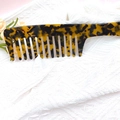 Elegante pettine a denti larghi in acetato tartarugato su trama a maglia bianca - Tartarugato Giallo e Nero (B27-3-16)