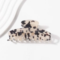 Pinza de pelo grande con estampado de carey en beige y negro para moños elegantes - Carey Negro Beige