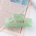 Pinza para el cabello rectangular verde claro moderna con textura mate sobre rosa - verde claro
