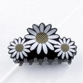 Elegante pinza per capelli nera con tre fiori di margherita bianchi e gialli - Pinza Capelli Triplo Fiore / Stile Margherita Bianca (B31-2-25)