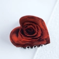 Eleganter herzförmiger Haarklammer mit rotem Rosenmuster auf polierter weißer Basis - Realistisches Rotes Rosenmuster (C3-4-19)
