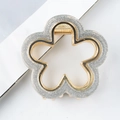 Eleganter Blumen-Haarclip aus Goldmetall mit silbernen Glitzer-Akzenten - Silberner Schimmer