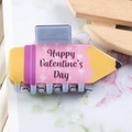 Pince à cheveux rose en forme de crayon avec imprimé Saint-Valentin et motifs cœurs - D17-4-6