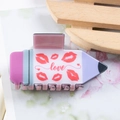 Pince à cheveux rose en forme de crayon avec motif de lèvres rouges et texte love - D17-4-4