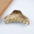 Pinza per capelli grande con motivo marmorizzato marrone per capelli folti su legno - Marmo Marrone Tan (C20-1-2)