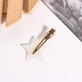 Pince à cheveux étoile blanc nacré avec clip en métal doré sur un fond moderne minimaliste - Barrette Étoile Blanc Nacré (D15-1-6)