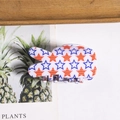 Haarklammer in Friedenszeichen-Form mit rot-blauem Sternmuster für Damen - Weiße Basis Rote Blaue Sterne Peace-Zeichen Stil (D1-1-8)