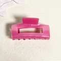 Molla per capelli quadrata traforata in rosa acceso su sfondo di peluche bianco - Rosa Brillante (C6-4-22)