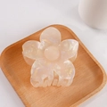 Pince à cheveux fleur de frangipanier crème nacrée de 8 cm sur un plateau en bois - Beige Crème (C15-3-18)