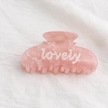 Pince à cheveux en acrylique rose marbré avec texte lovely blanc pour coiffure - Lovely Rose