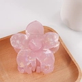 Pince à cheveux fleur de frangipanier rose avec texture nacrée sur plateau en bois - Rose Clair (C15-3-15)