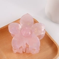 Pince à cheveux fleur rose avec finition nacrée colorée sur un plateau en bois - Rose Fuchsia (C15-3-14)