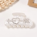 Elegante molletta per capelli in marmo bianco con logo in strass e finitura perlata - Stile Cuore Freccia Marmorizzato Bianco Ghiaccio (C3-1-22)