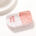 Pinza per capelli a forma di pillola rosa e bianca con scritta Chill Pill lucida - Forma a pillola (C19-1-16)