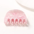 Pince à cheveux en acétate rose marbré avec un design demi-cercle style requin - Rose Crémeux