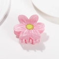 Pinza de pelo con forma de flor rosa jaspeada y centro amarillo sobre blanco - Rosa