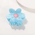 Pinza para el pelo con flor azul cielo, centro rosa y acabado perlado suave - Azul
