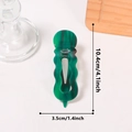 Molletta per capelli verde a onde, misure 10,4 cm per 3,5 cm, su un vassoio di legno - Verde Scuro