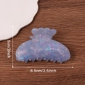 Elegante pinza per capelli iridescente viola e blu a forma di conchiglia su fondo legno - Blu scuro
