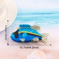 Haarklem in de vorm van een vis van blauw gemarmerd acetaat op strandachtergrond - Blauwe Grouper Stijl (D7-3-5)