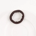 Coletero de felpa marrón oscuro con textura gruesa en un plato blanco ondulado - Marrón Oscuro