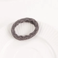 Coletero elástico de felpa gris oscuro en terciopelo sobre un plato de cerámica blanca - Gris