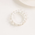 Elegante coletero blanco con perlas sintéticas y tachuelas para peinados de mujer - Blanco