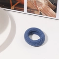 Coletero de punto azul elástico con textura acanalada gruesa sobre mesa blanca - Azul claro