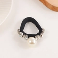 Elastisches schwarzes Haargummi mit großer weißer Perle und funkelnden Straßsteinen - 1 Künstliche Perle 6 Strass (A34-2-5)