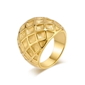 Anillo de acero de titanio chapado en oro con patrón de nido de abeja acolchado - Talla 6 / Dorado