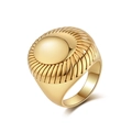 Anello a cupola in acciaio al titanio placcato oro con incisione a raggiera per donna - Taglia 6 / Oro