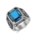 Retro-Ring für Herren aus Titanstahl mit rechteckigem blauen Edelstein und Gravur-Details - Hellblau