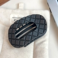 Fermaglio per capelli ovale nero opaco con trama trapuntata su lino beige - Nero